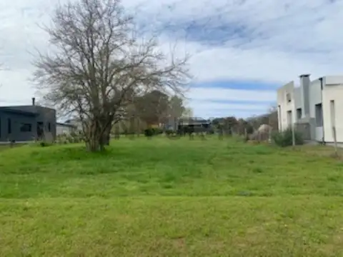 Terreno con excelente ubicación en Barrio Las Calandrias. (Ruta 4, Altos Los Cardales-Campana)