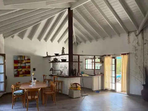 Casa 4 ambientes con 2 baños