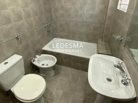 Casa en Alquiler con 1 cochera