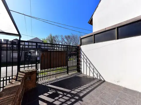 CASA TRIPLEX VENTA RAMOS MEJIA PATIO, COCH, 3 DORM