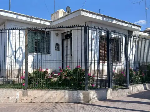 Casa en venta- Las Heras, Barrio Infanta- 4 dormitorios- 2 baños
