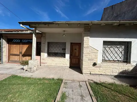 EXCELENTE CASA C/PILETA Y PARQUE EN RAFAEL CALZADA