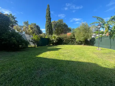 VENTA/PERMUTA - Casa de 2 dormitorios con cochera y jardin. Fisherton, Rosario.