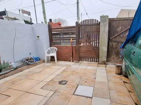 Casa 3 ambientes con patio- Dante Alighieri bis y Juan A. Peña