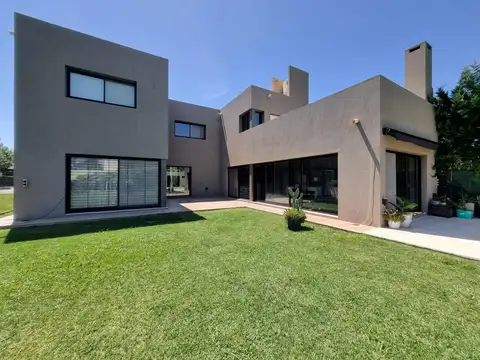 Casa 4 ambientes con 4 baños