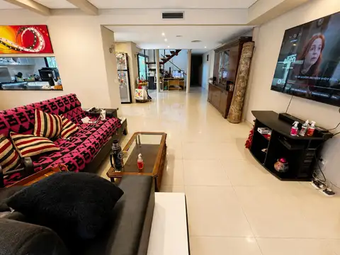 Casa 8 ambientes con 3 baños
