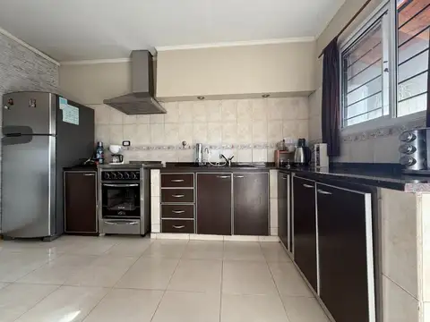 Casa 7 ambientes con 2 baños