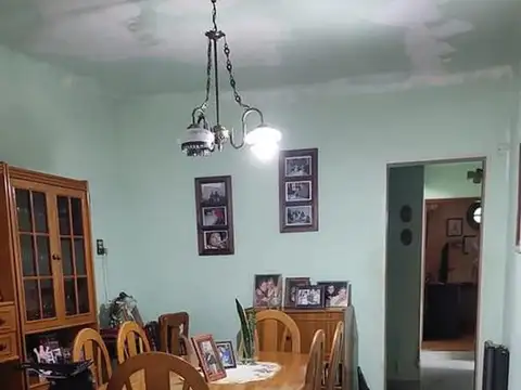 Casa 4 ambientes con 2 baños