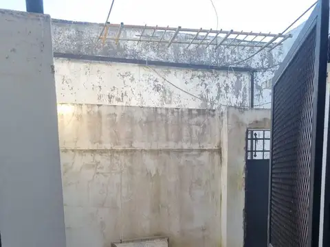 Casa con local y terreno en venta