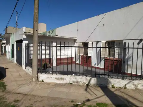 CASA CON 3 DORMITORIOS, DOBLE COCHERA Y PATIO