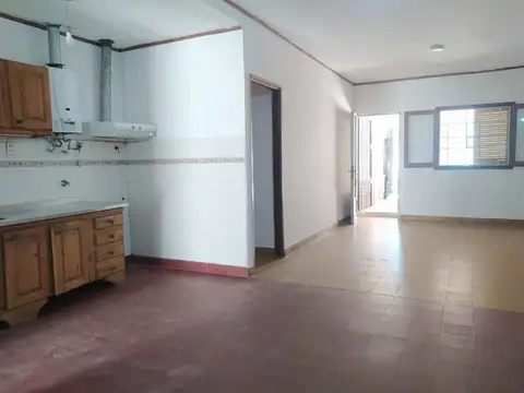 CASA CON 3 DORMITORIOS, DOBLE COCHERA Y PATIO