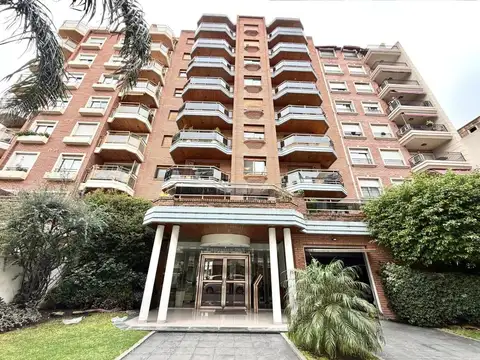 Departamento 3 ambientes con cochera en excelente ubicación.