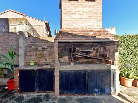 VENTA CASA 5 AMBIENTES CON PILETA, QUINCHO Y JARDÍN EN HURLINGHAM