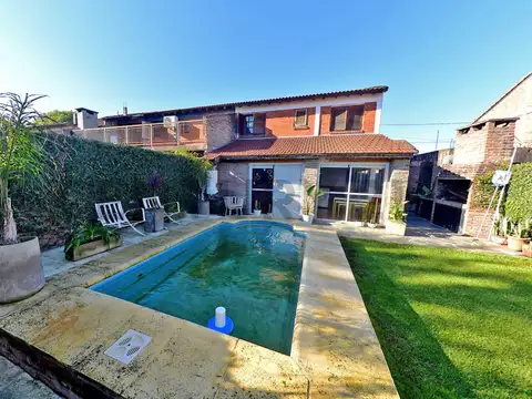 VENTA CASA 5 AMBIENTES CON PILETA, QUINCHO Y JARDÍN EN HURLINGHAM