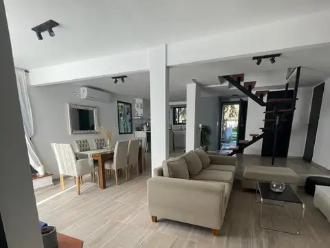 Casa en Venta con 3 cocheras