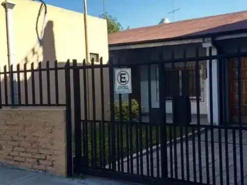 VENTA CASA 3 AMBIENTES CON PATIO Y PILETA BELLA VISTA