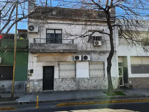 Casa de 5 ambientes con gran living, terraza y excelente ubicación en Parque Chacabuco