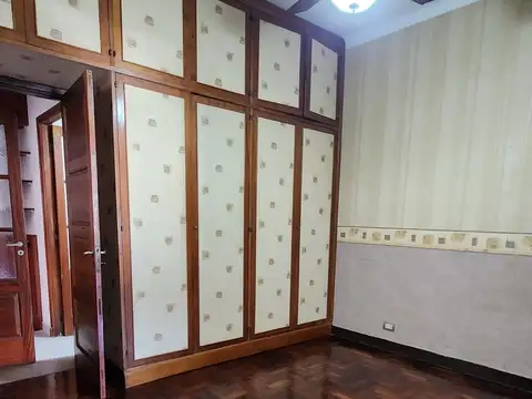 Casa de 5 ambientes con gran living, terraza y excelente ubicación en Parque Chacabuco