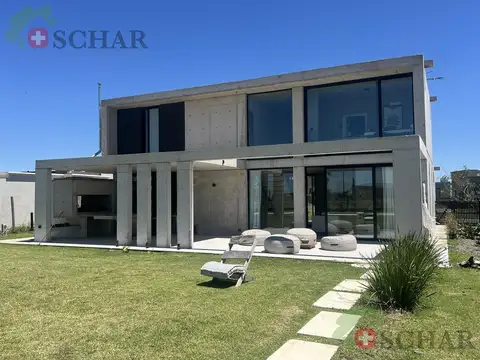 Casa 5 ambientes con 4 baños