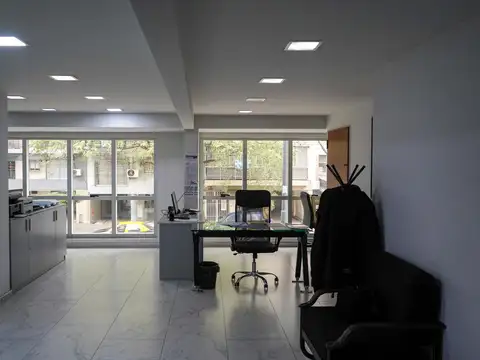 Oficina 5 ambientes con 2 baños