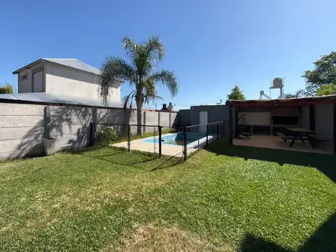 VENTA - CASA DOS DORMITORIOS CON QUINCHO Y PILETA - VILLA AMELIA