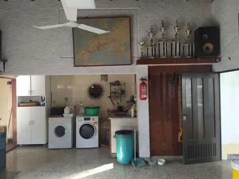 Hermosa casa sobre amplio lote a mts. centro y estación 