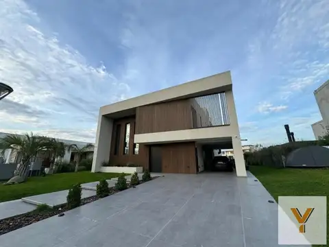 Casa en Venta - 3 Dormitorios 4 Baños - 448mts - Ezeiza
