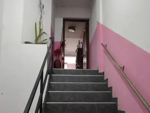 Inmueble de 3 plantas. c/2 Locales Comerciales, Chale y un Departmento en Venta  en G. de Laferrere