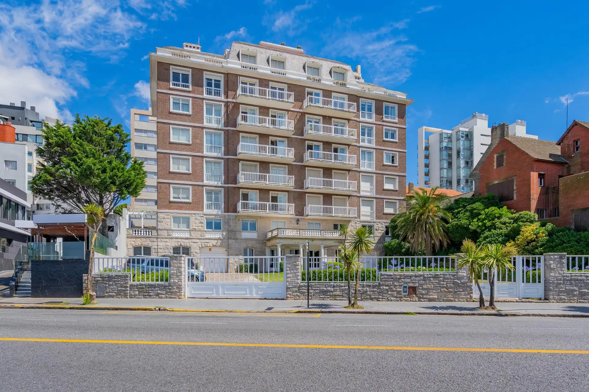 Departamento en emblemático edificio, frente a Playa Grande.