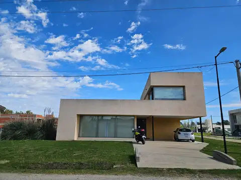 Casa 2 ambientes con 3 baños