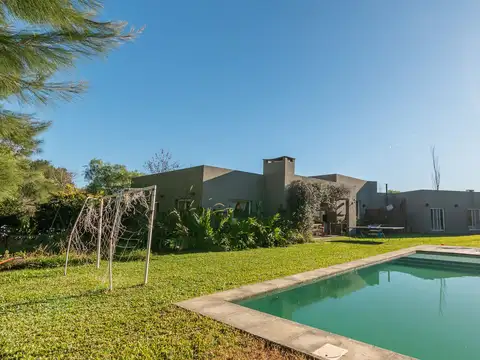 VENTA CASA 4 AMB. C/ PILETA SANTA CATALINA
