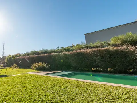 Casa en Venta con 3 cocheras