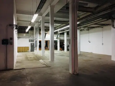 990 M2 DEPOSITO CON MONTACARGAS