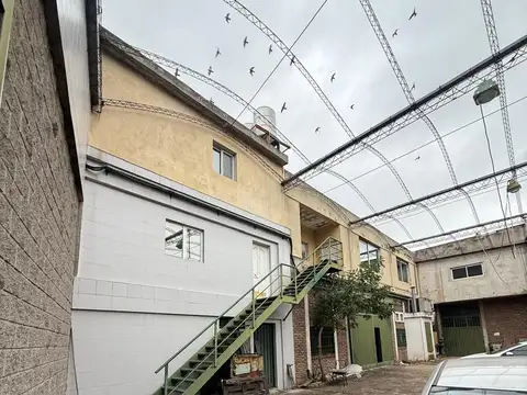 Deposito en Alquiler con Local a La Calle y Dpto. Ubicado en Villa Luro.