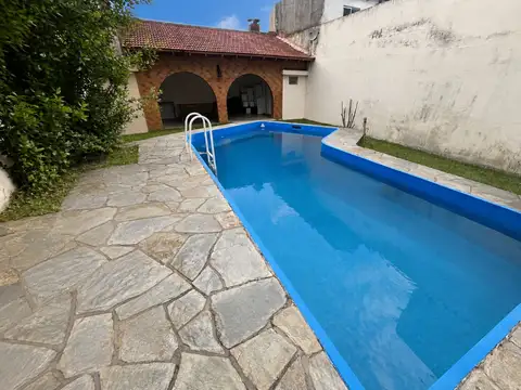 VENTA CASA 4 AMB CON PARQUE Y PILETA PERMUTA