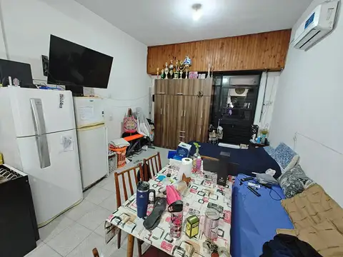 Casa con local a la venta en Isidro Casanova