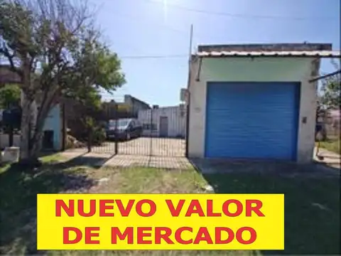 Casa con local a la venta en Isidro Casanova
