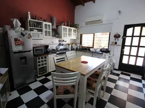 Casa 6 ambientes con 2 baños