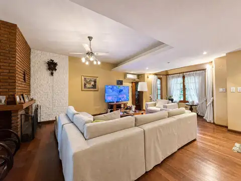 Casa 4 ambientes con garage, pileta y quincho