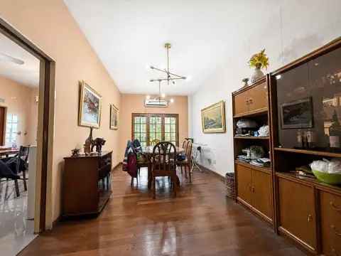 Casa 4 ambientes con 2 baños