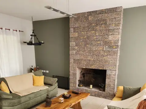 Casa en Venta en Las Glorias, USD 345.000