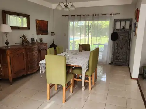 Casa 4 ambientes con 2 baños