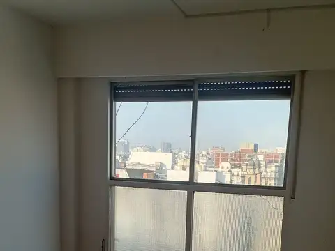 2 ambientes al frente en piso alto. Muy luminoso. Lavadero incorporado.