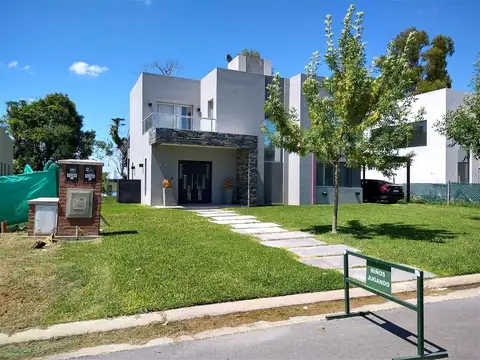 Casa En Venta Barrio Haras Santa Maria