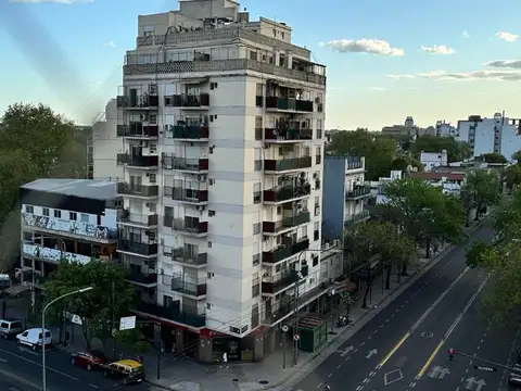 3 ambientes al frente con balcon