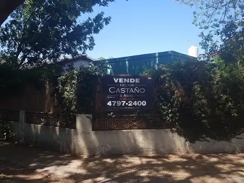 Casa en esquina con jardin al frente living comedor cocina baño completo 2 dormitorios garage cub.