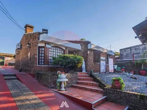 Venta 2 casas en Maroñas con cochera y gran salón