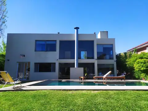 Casa en Alquiler con 2 cocheras