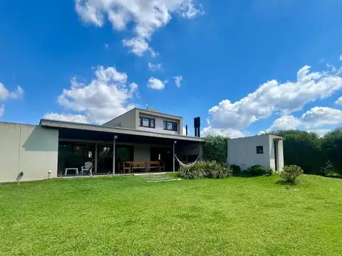 Casa en Alquiler con 2 cocheras