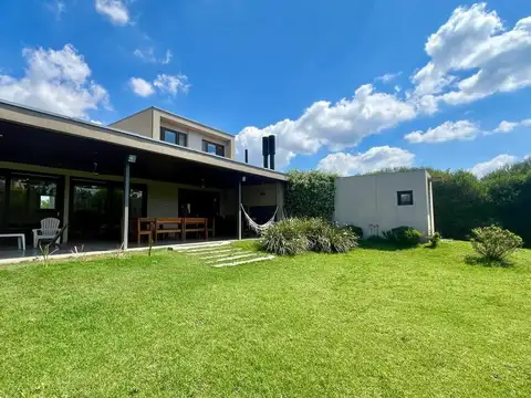 Casa 6 ambientes con 4 baños